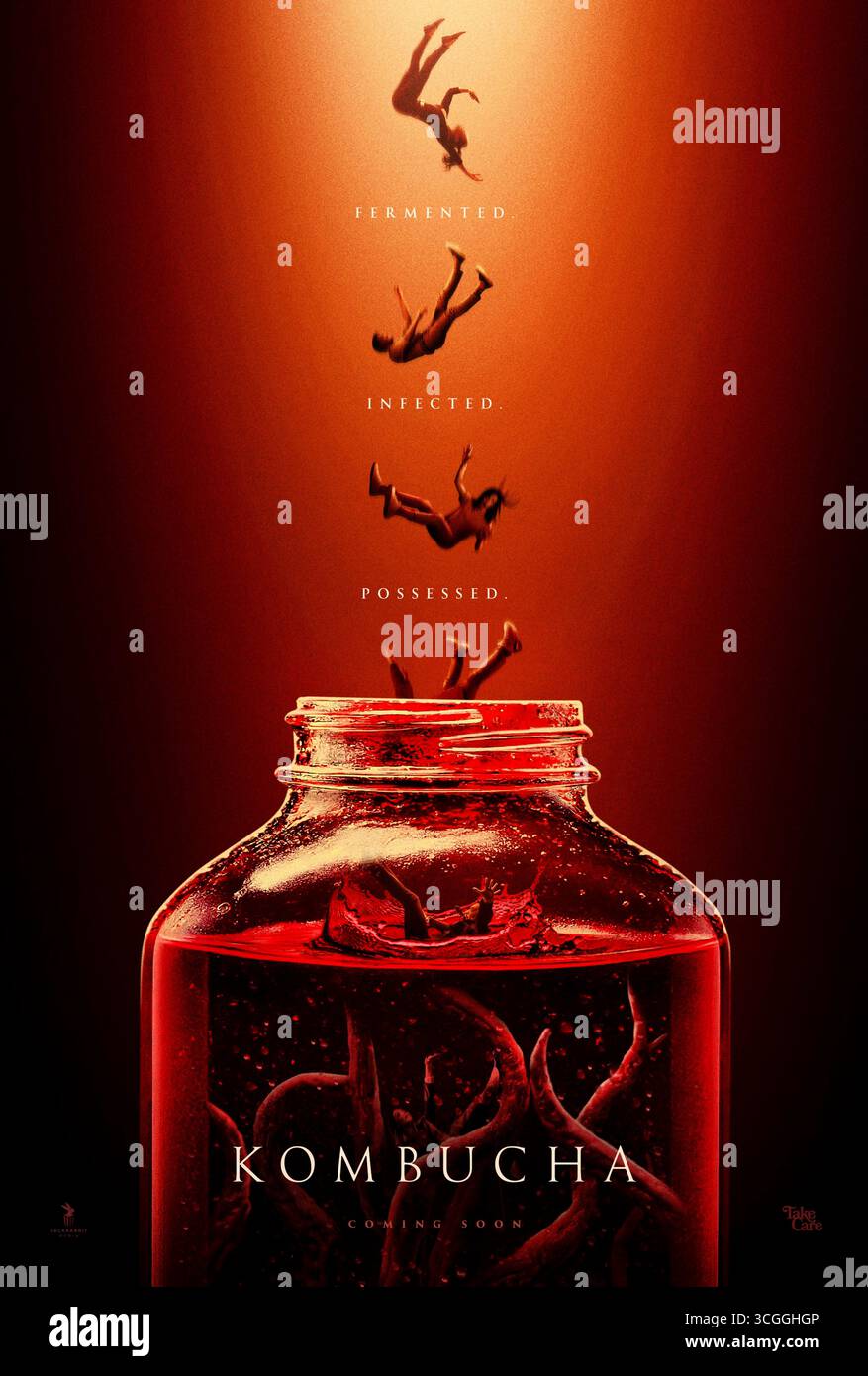 Kombucha (2025) diretto da Emily Carmichael e interpretato da Geraldine Viswanathan, Rachel Sennott e Justice Smith. Una stravagante commedia indie sull'amicizia, l'ambizione e una caotica Start-up costruita intorno al tè fermentato. SOLO PER L'USO EDITORIALE del poster STATUNITENSE. Credito: BFA / A24 Foto Stock