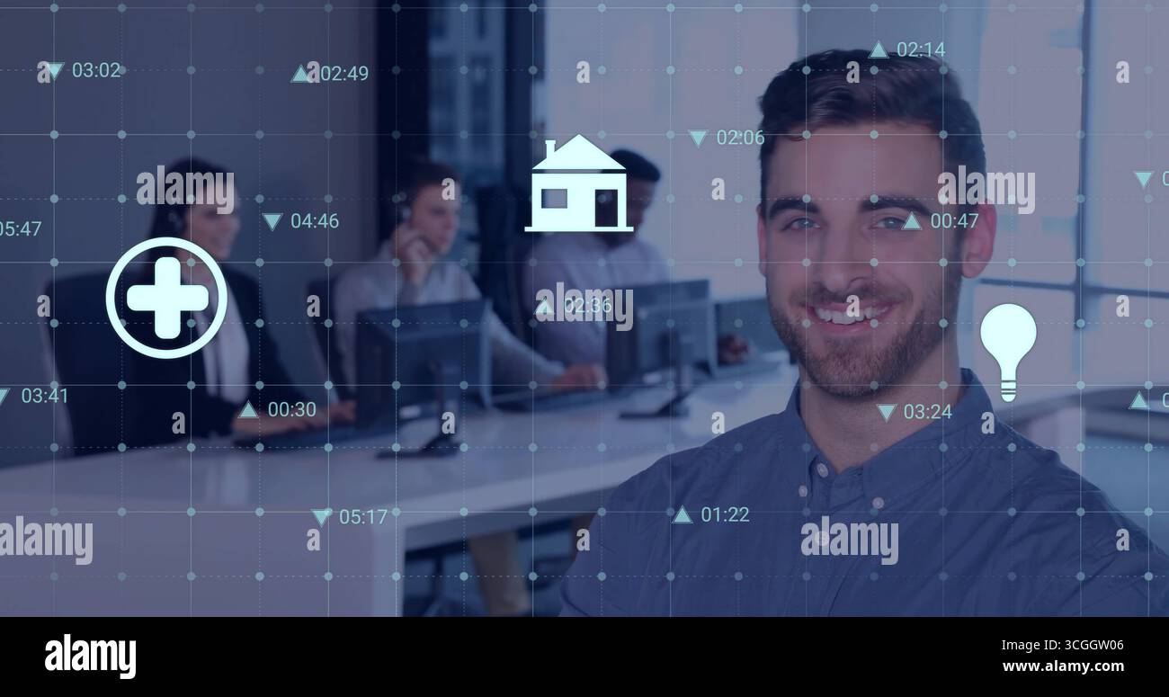 Uomo sorridente in camicia blu che mostra i dati sui monitor dell'ufficio con icone sovrapposte a griglia e spazio copia Foto Stock