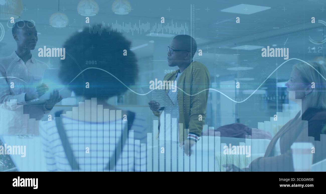 Presentazione di un uomo in un bomber chartreuse, discussione in ufficio con sovrapposizione di dati analitici Foto Stock