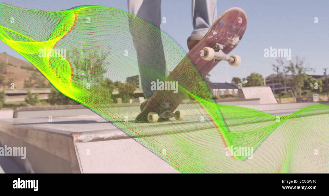 Skateboarder equilibrato su una rampa di cemento che tiene in mano lo skateboard indossando scarpe da skate, con rivestimento verde Foto Stock