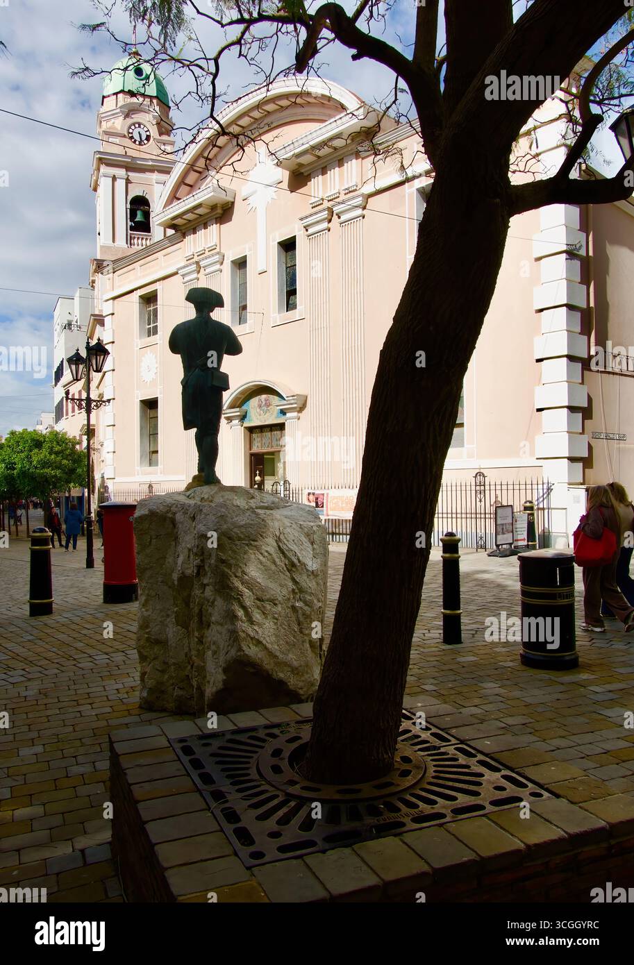 Statua di un soldato sagomato per il corpo dei Royal Engineers e la Cattedrale di St. Mary la coronata Main Street Gibilterra territorio britannico d'oltremare Regno Unito Foto Stock