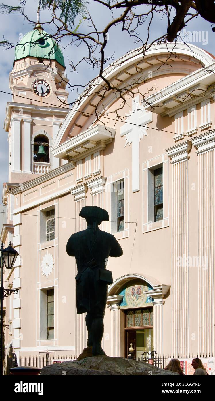 Statua di un soldato sagomato per il corpo dei Royal Engineers e la Cattedrale di St. Mary la coronata Main Street Gibilterra territorio britannico d'oltremare Regno Unito Foto Stock