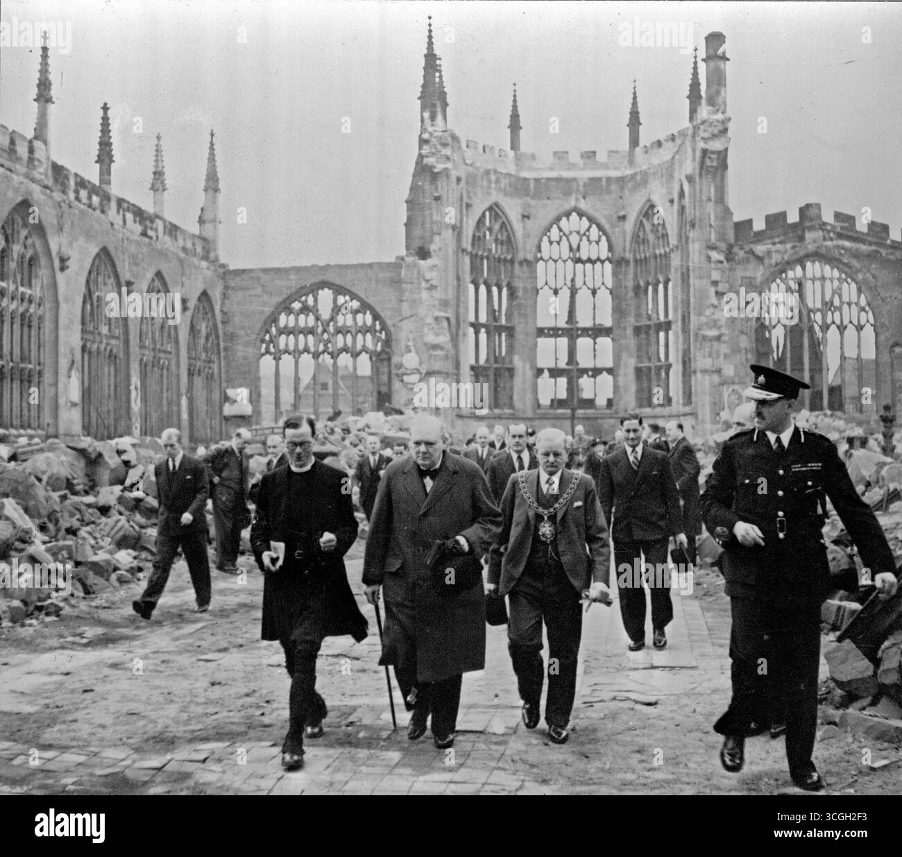 COVENTRY, INGHILTERRA, Regno Unito - 28 settembre 1941 - il primo ministro britannico Winston Churchill cammina con il sindaco di Coventry e un membro della Chiesa dell'EN Foto Stock