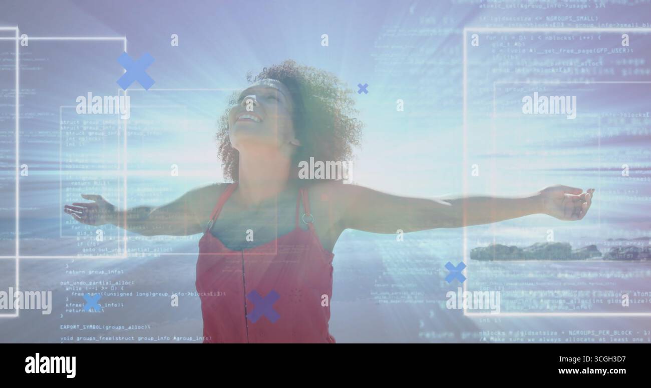 Donna in piedi in abito senza maniche rosso sulla spiaggia, con braccia allungate e sovrapposizioni dell'interfaccia utente codificate Foto Stock