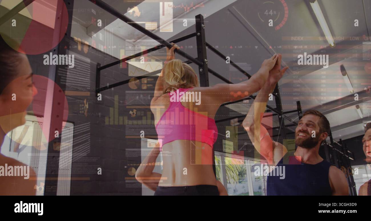 Esecuzione di pull-up su una donna con barra in metallo che indossa un allenamento top rosa in palestra, con sovrapposizioni analitiche Foto Stock