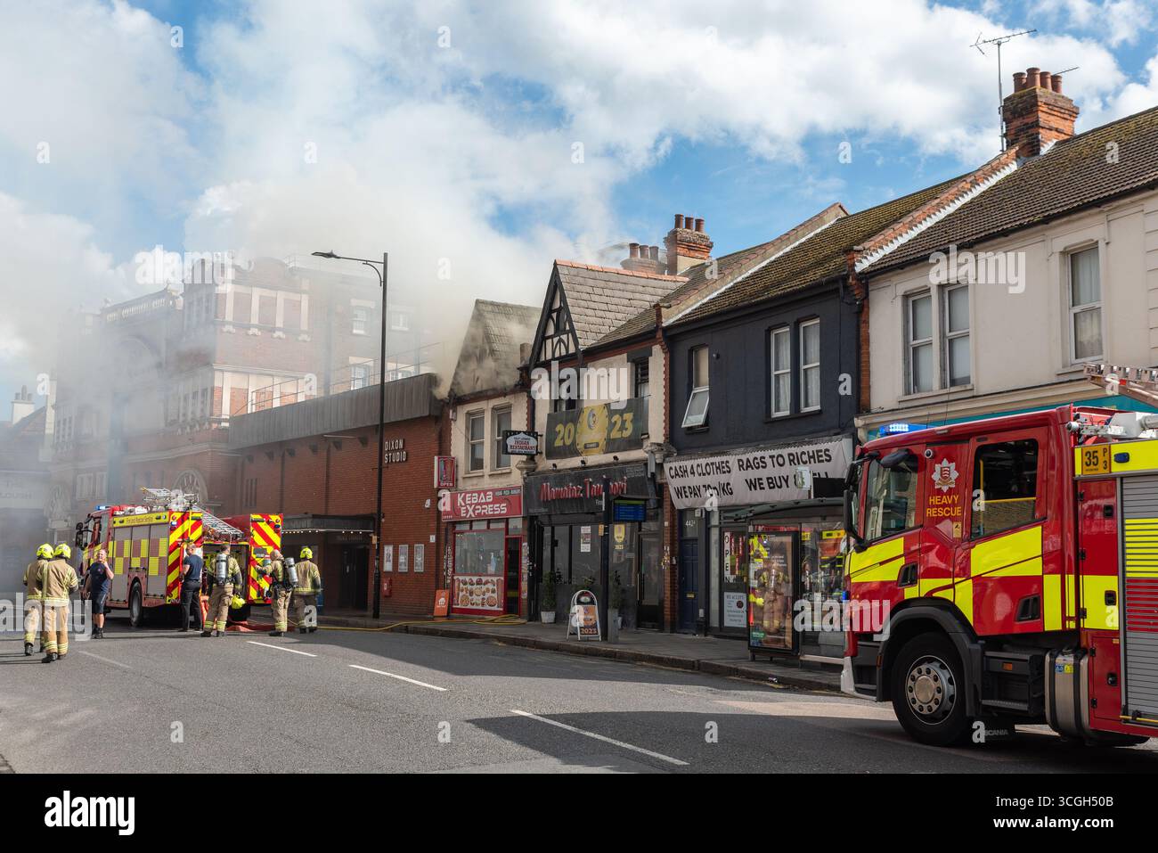 Essex County Fire and Rescue Service sulla scena di un incendio a Westcliff on Sea, Southend on Sea, Essex, vicino al Palace Theatre, London Road Foto Stock