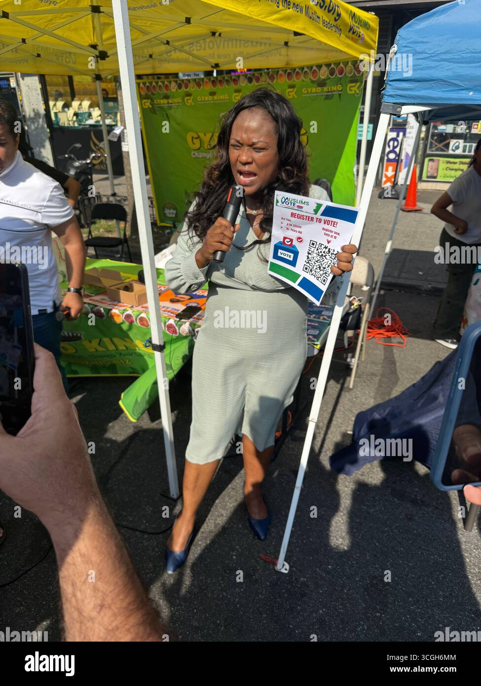 Bichotte Hermelyn membro dell'Assemblea dello Stato di New York alla fiera pakistana (Mela) incoraggiando le persone a registrarsi per votare e sostenendo anche Zohran Mamdani come sindaco di New York. Foto Stock