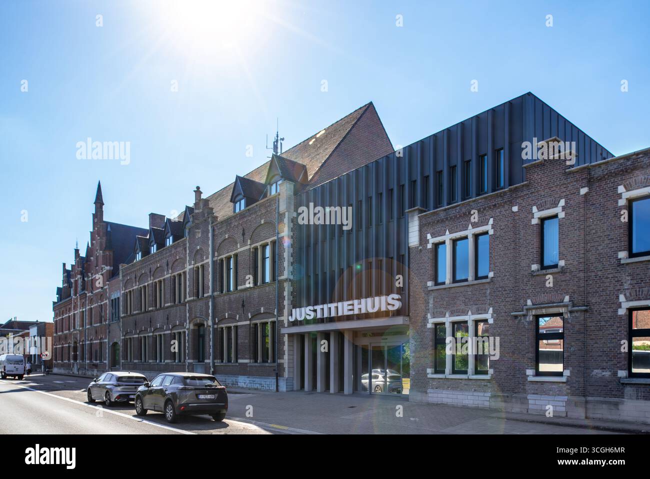 House of Justice che fornisce assistenza legale nel centro della città di Dendermonde, Fiandre orientali, Belgio. Luce solare aggiunta digitalmente. Foto Stock