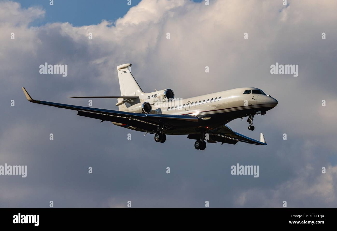 Zurigo, Svizzera, 4 luglio 2025: Un Dassault Falcon 7X di Air Alsie è in avvicinamento finale alla pista dell'aeroporto. Registrazione OY-RAB (Andreas Haas/ Foto Stock