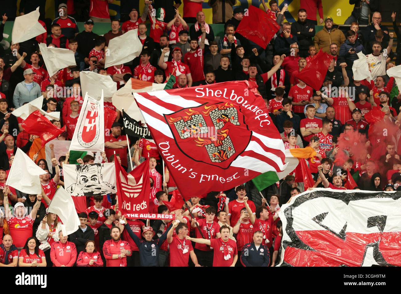 Tifosi dello Shelbourne durante la partita di play-off della UEFA Conference League allo stadio Clear Twist National Stadium di Windsor Park, Belfast. Data foto: Giovedì 28 agosto 2025. Foto Stock