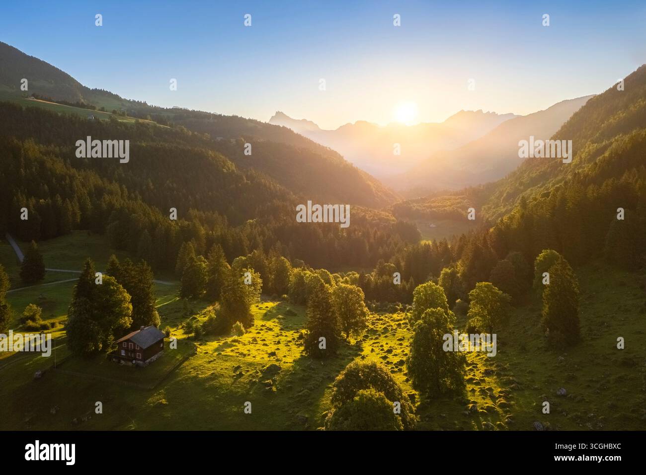 Vista aerea di una cabina e dei boschi che circondano il lago Obersee. Näfels, Oberseealp, Cantone di Glarona, Svizzera. Foto Stock