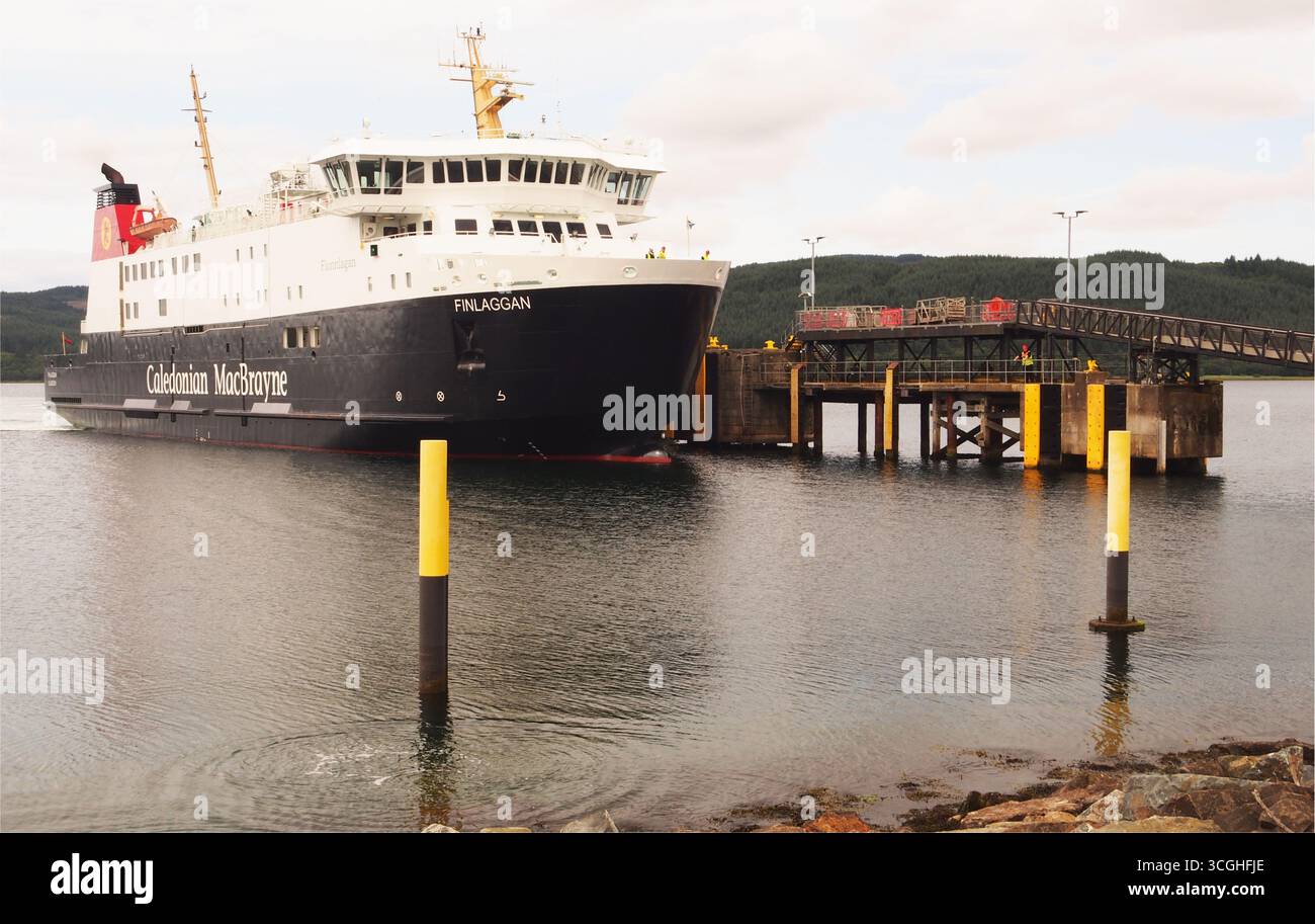 Il traghetto Caledonian MacBrayne, Finlaggan, attraccò a Kennacraig in attesa che le auto e i passeggeri salissero per il passaggio ad Askaig, Islay Foto Stock