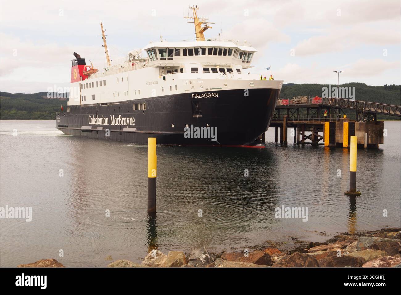 Il traghetto Caledonian MacBrayne, Finlaggan, attraccò a Kennacraig in attesa che le auto e i passeggeri salissero per il passaggio ad Askaig, Islay Foto Stock