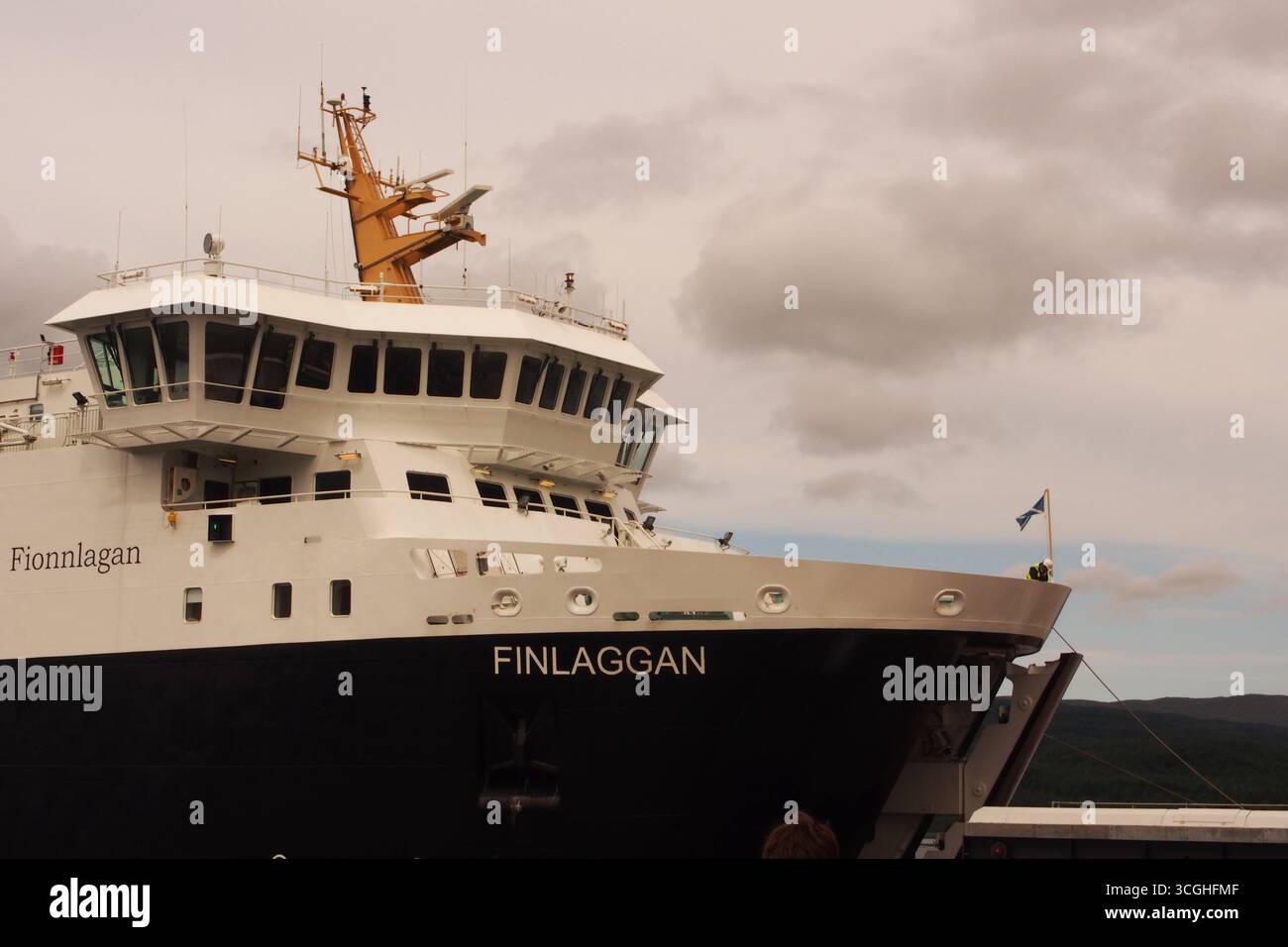 Il traghetto Caledonian MacBrayne, Finlaggan, attraccò a Kennacraig in attesa che le auto e i passeggeri salissero per il passaggio ad Askaig, Islay Foto Stock