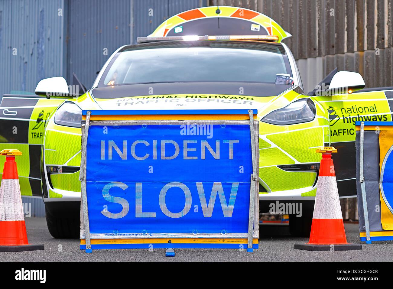 National Highways Traffic Officer Tesla in mostra all'evento estivo Sherburn Aero Club nel North Yorkshire, Regno Unito Foto Stock