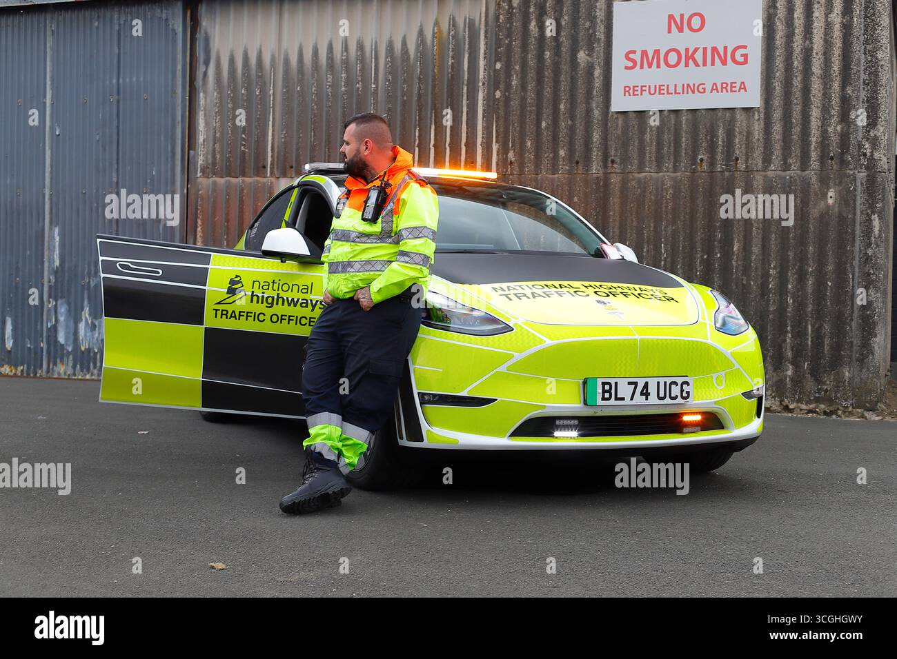 Un funzionario del traffico delle autostrade nazionali Tesla in mostra all'evento estivo Sherburn Aero Club Foto Stock