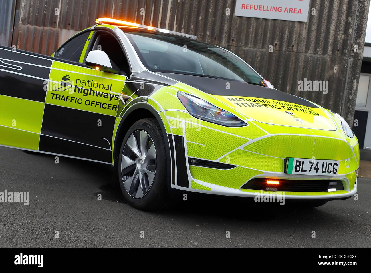 Un funzionario del traffico delle autostrade nazionali Tesla in mostra all'evento estivo Sherburn Aero Club Foto Stock