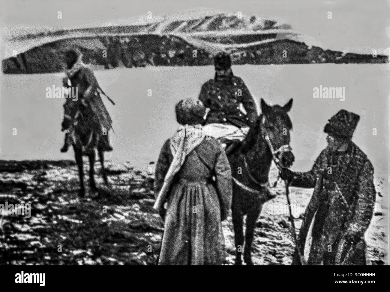 Un ufficiale ottomano catturato dalle forze russe durante la campagna del Caucaso della prima guerra mondiale, interrogato dopo aver sofferto di congelamento e messo a cavallo. Fotografata durante l'avanzata russa in seguito alla caduta di Erzurum all'inizio del 1916, l'immagine riflette le dure condizioni subite dalle truppe ottomane e lo slancio delle vittorie russe nell'Anatolia orientale. Pubblicato nel maggio 1916 su l’Illustration. Foto Stock