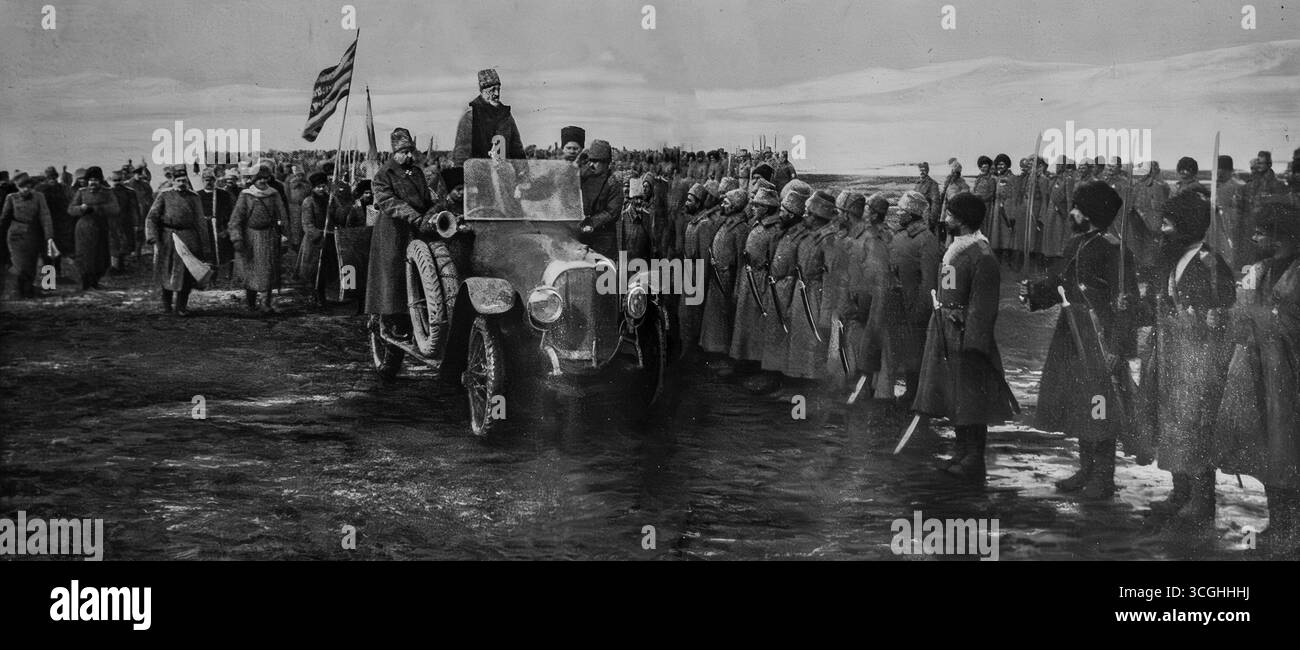 Il Granduca Nicola di Russia passa le sue truppe vittoriose in revisione dopo la cattura di Erzurum e prima dell'avanzata su Trebisonda, maggio 1916. In piedi su un'automobile, il Granduca viene accolto dai soldati russi riuniti sul fangoso fronte del Caucaso. Questo momento, pubblicato su l'Illustration, simboleggia la fiducia russa durante la loro campagna di successo del 1916 contro l'Impero ottomano. Foto Stock
