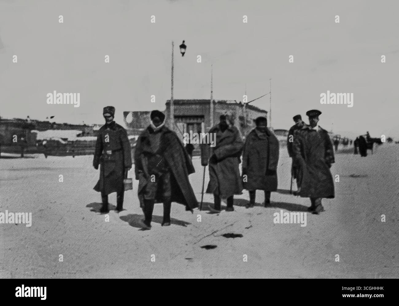 I soldati russi si radunano in formazione durante la campagna del Caucaso dopo aver occupato Hasan-Kale in viaggio verso Erzurum. Il generale Kalitine esamina i suoi uomini come parte dell'avanzata russa contro l'Impero ottomano all'inizio del 1916. Pubblicato su l'Illustration, 20 maggio 1916, questa scena riflette l'organizzazione russa e il crescente dominio sul fronte Caucaso della prima guerra mondiale Foto Stock