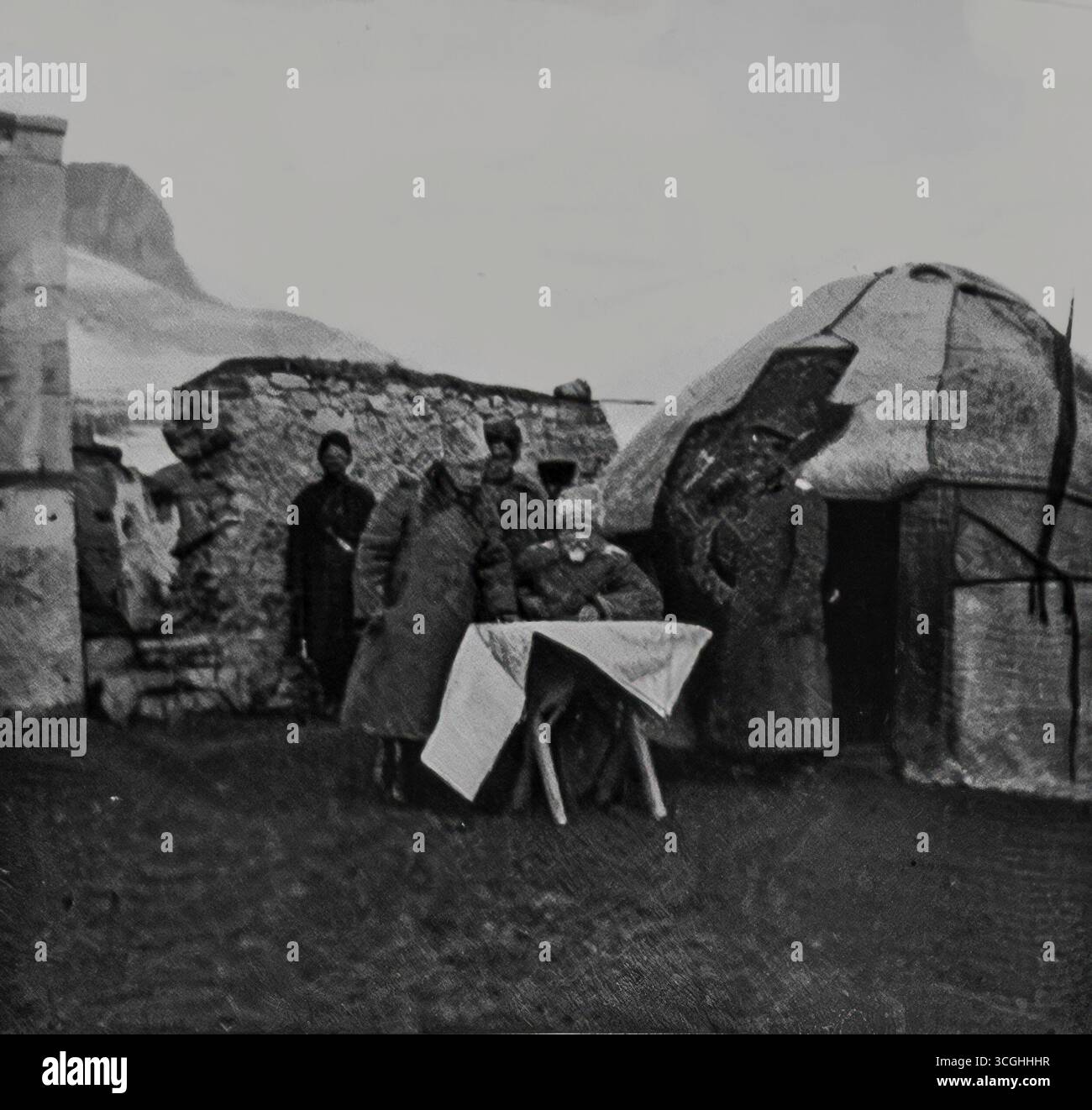 Il generale Kalitine, comandante di un corpo d'armata russo, studia una mappa della campagna con il suo staff durante le operazioni contro l'Impero ottomano nell'Anatolia orientale. Scattata dopo la cattura di Erzurum nel 1916, questa scena illustra la pianificazione strategica russa prima della spinta verso Trebisonda. Dal numero de l'Illustration del 20 maggio 1916, che documenta il fronte del Caucaso nella prima guerra mondiale Foto Stock