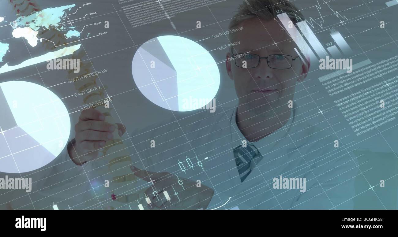 Per trattenere lo scienziato in un camice da laboratorio, occhiali per l'esame del matraccio con liquido giallo in laboratorio, con sovrapposizione dati Foto Stock