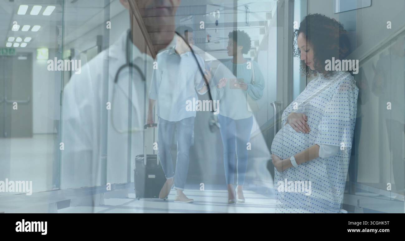 Paziente incinta seduta in abito ospedale cullando pancia su panca ospedale, copia spazio Foto Stock