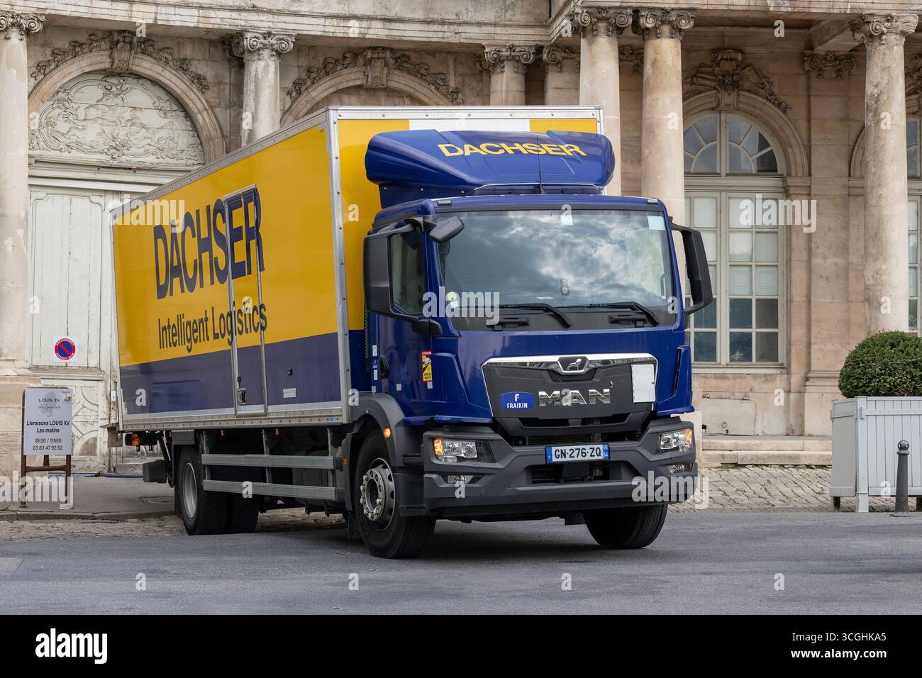 Nancy, Francia - Vista su un camion bianco TGM parcheggiato in una strada per una consegna. Foto Stock