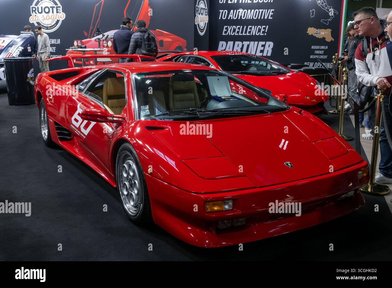 Parigi, Francia - Rétromobile 2025. Vista su una Lamborghini Diablo VT rossa del 1993. Foto Stock