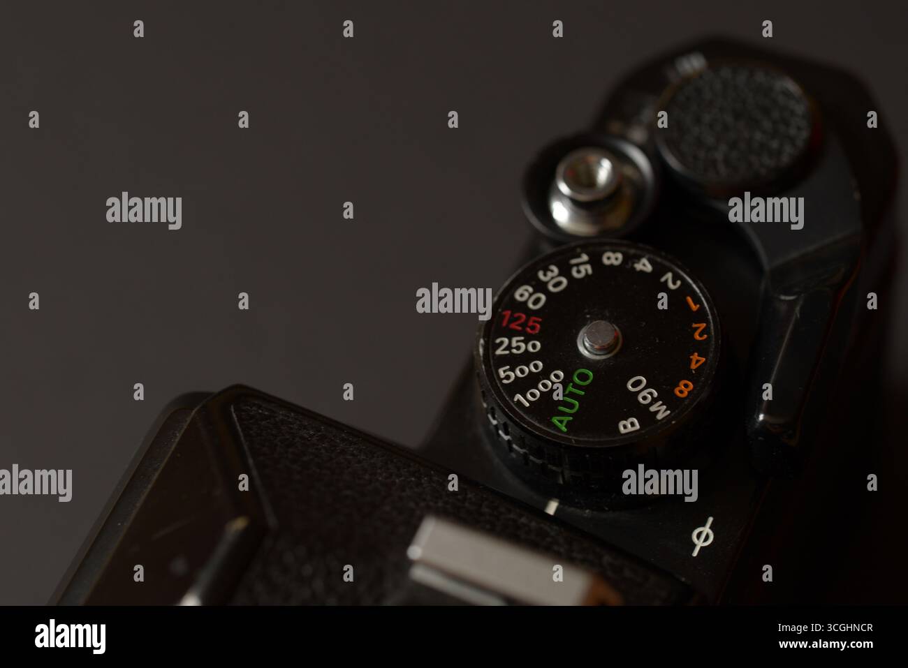 Primo piano di un selettore di velocità dell'otturatore di una fotocamera vintage con impostazione AUTOMATICA, che mostra i numeri dettagliati e i controlli meccanici testurizzati. Foto Stock