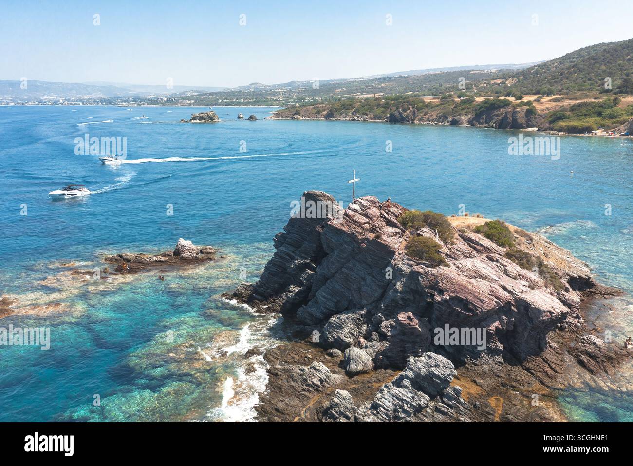 Vista aerea della splendida baia di Chrysochou con un isolotto roccioso e una croce bianca, vicino a Latchi, quartiere di Paphos, Cipro Foto Stock