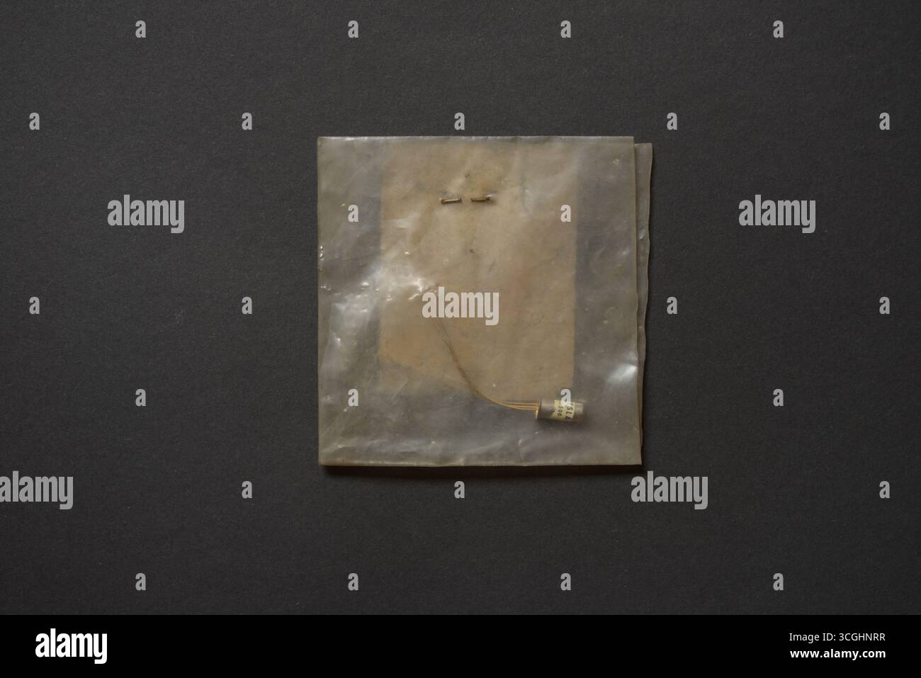 Praga, Repubblica Ceca - agosto 2025: Retrovisione del transistor TESLA Roznov GC500 all'interno dell'involucro vintage, che cattura la fragile cultura dei materiali di Cze Foto Stock