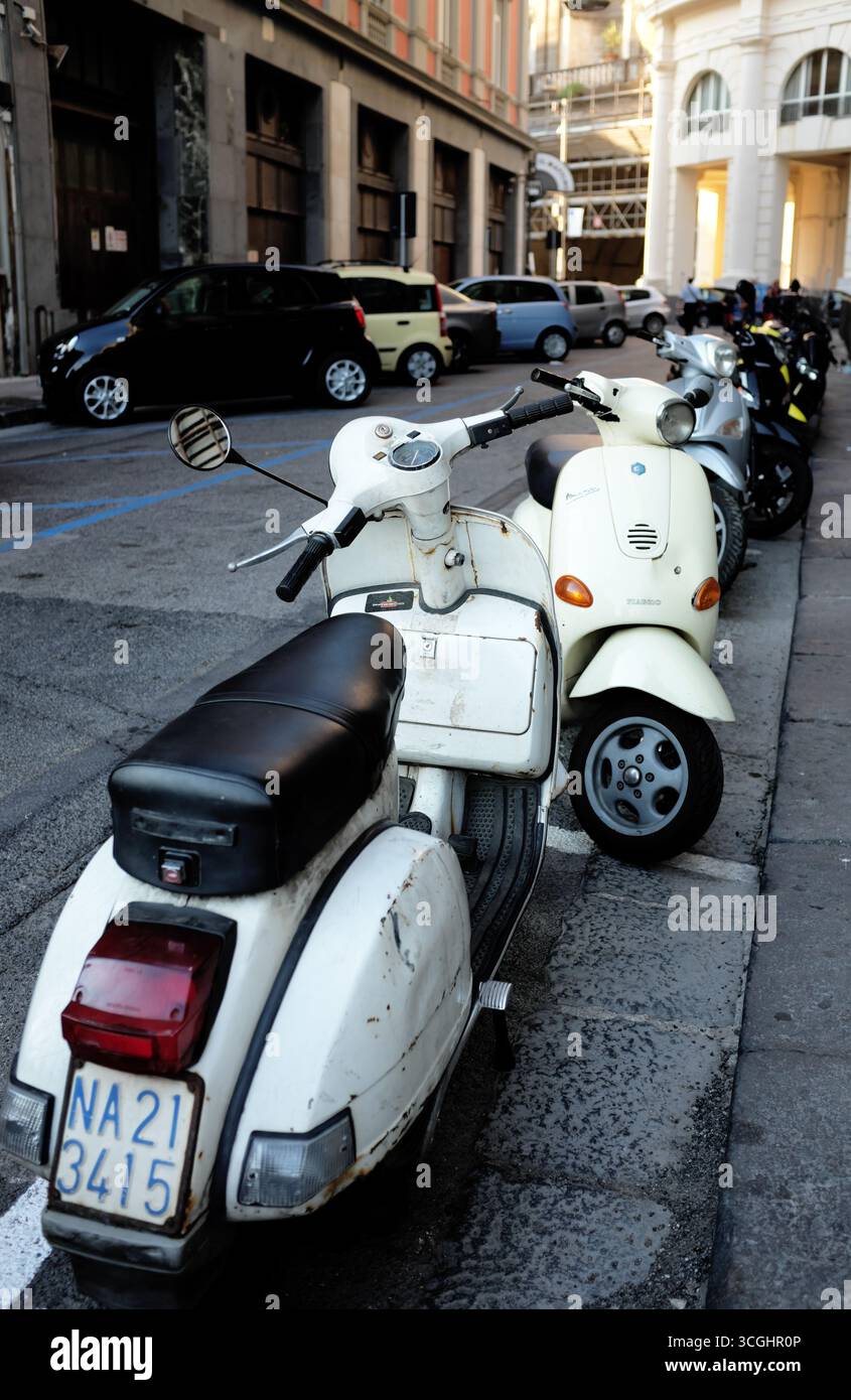 Napoli, Italia - 13 agosto 2018: Scooter Vespa parcheggiato in strada a Napoli Foto Stock