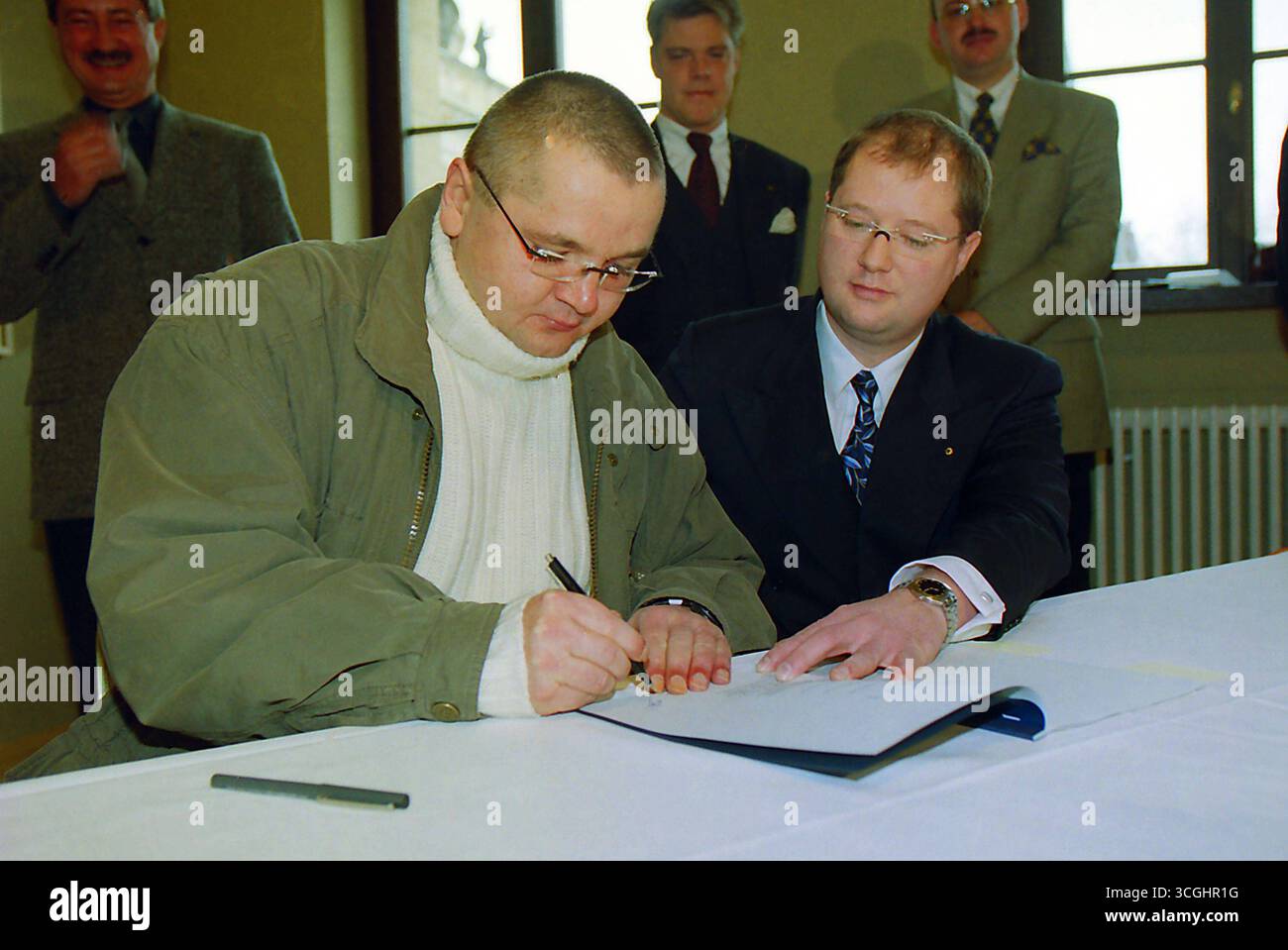Carl Friedrich Claus Archiv 24.11.1999, Chemnitz, Städt. Museo, Kunstsammlung, Gründungsverastaltung für das Carl Friedrich Claus Archiv, Alleinerbe und engster Vertrauter Klaus Sobelewski li Sachsen BRD *** Archivio Carl Friedrich Claus 24 11 1999, Chemnitz,Museo Städt, Collezione d'arte, evento fondatore dell'Archivio Carl Friedrich Claus, unico erede e confidente più stretto Klaus Sobelewski li Saxony BRD Foto Stock