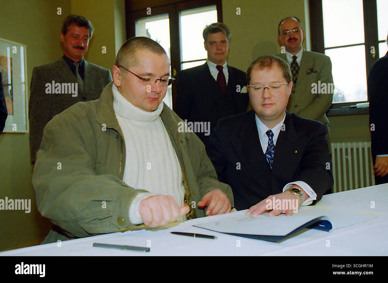 Carl Friedrich Claus Archiv 24.11.1999, Chemnitz, Städt. Museo, Kunstsammlung, Gründungsverastaltung für das Carl Friedrich Claus Archiv, Alleinerbe und engster Vertrauter Klaus Sobelewski li Sachsen BRD *** Archivio Carl Friedrich Claus 24 11 1999, Chemnitz,Museo Städt, Collezione d'arte, evento fondatore dell'Archivio Carl Friedrich Claus, unico erede e confidente più stretto Klaus Sobelewski li Saxony BRD Foto Stock