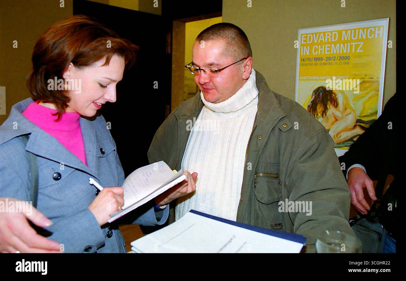 Carl Friedrich Claus Archiv 24.11.1999, Chemnitz, Städt. Museo, Kunstsammlung, Gründungsverastaltung für das Carl Friedrich Claus Archiv, Alleinerbe und engster Vertrauter Klaus Sobelewski 2.vl mit Pressevertretern Sachsen BRD *** Carl Friedrich Claus Archive 24 11 1999, Chemnitz,Museo Städt, Collezione d'arte, evento di fondazione per l'Archivio Carl Friedrich Claus, unico erede e più vicino confidente Klaus Sobelewski 2 vl con i rappresentanti della stampa Saxony FRG Foto Stock