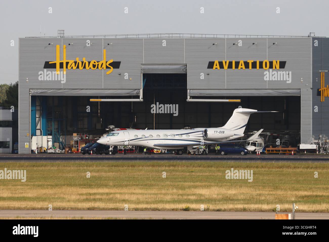 T7-DXB, Gulfstream G650, parcheggiato fuori dall'hanger Harrods Aviation all'Aeroporto di Londra Stansted, Essex, Regno Unito, il 27 agosto 2025 Foto Stock