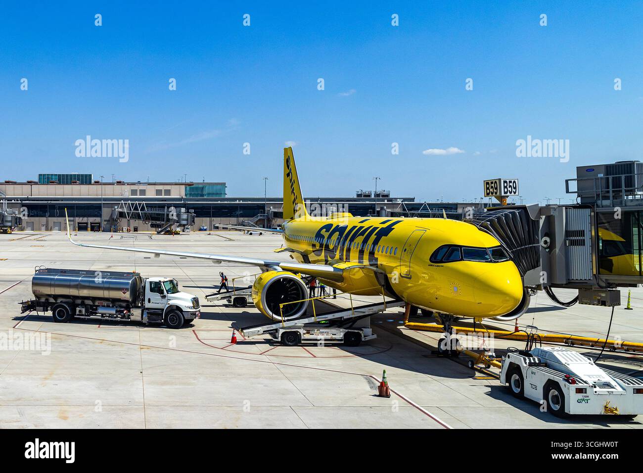 Un aereo Spirit Airlines in attesa al terminal, attaccato al ponte dei jet, parcheggiato sull'asfalto all'aeroporto LAX di Los Angeles Foto Stock