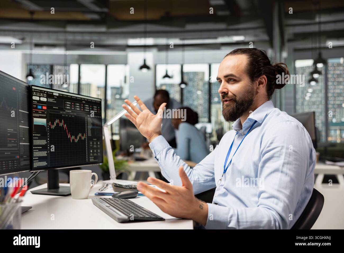 Trader in un'azienda proprietaria che analizza i dati di mercato ed esegue operazioni utilizzando il dashboard della piattaforma di trading su PC. Agente della società di gestione patrimoniale che monitora la valutazione della borsa tramite computer Foto Stock