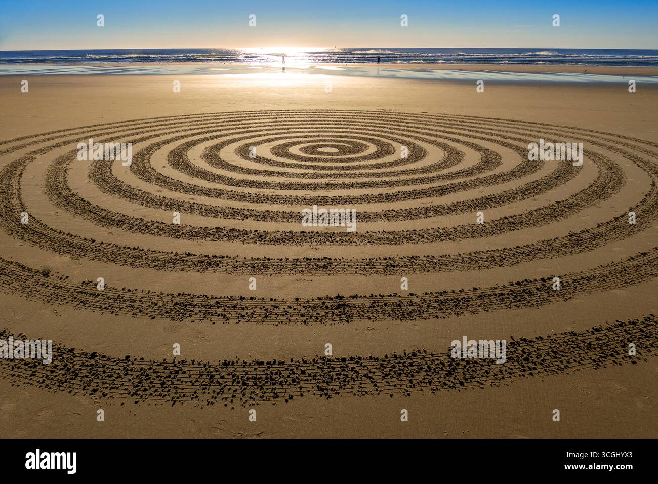 Il cerchio a spirale si trova nella sabbia della spiaggia di Ogunquit la mattina presto a Ogunquit nel Maine Foto Stock