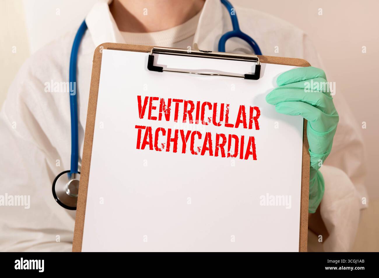 Mano con penna disegnando la formula chimica di Amiodarone Foto Stock