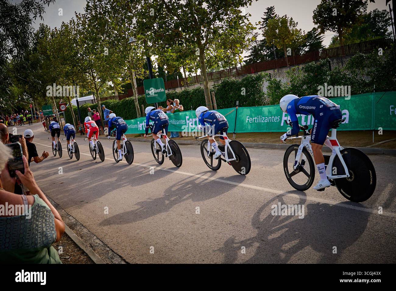 (131) Clement Braz (fra), (132) Remi Cavagna (fra), (133) David Gaudu (fra), (134) Thibaud gruel (fra), (136) Rudy Molard (fra), (137) Brieuc Rolland (fra) e (138) Stefan Kung (sui) del Groupama-FDJ durante la Vuelta - 80° giro di Spagna 2025, gara di prova a tempo di 24 km. Foto Stock