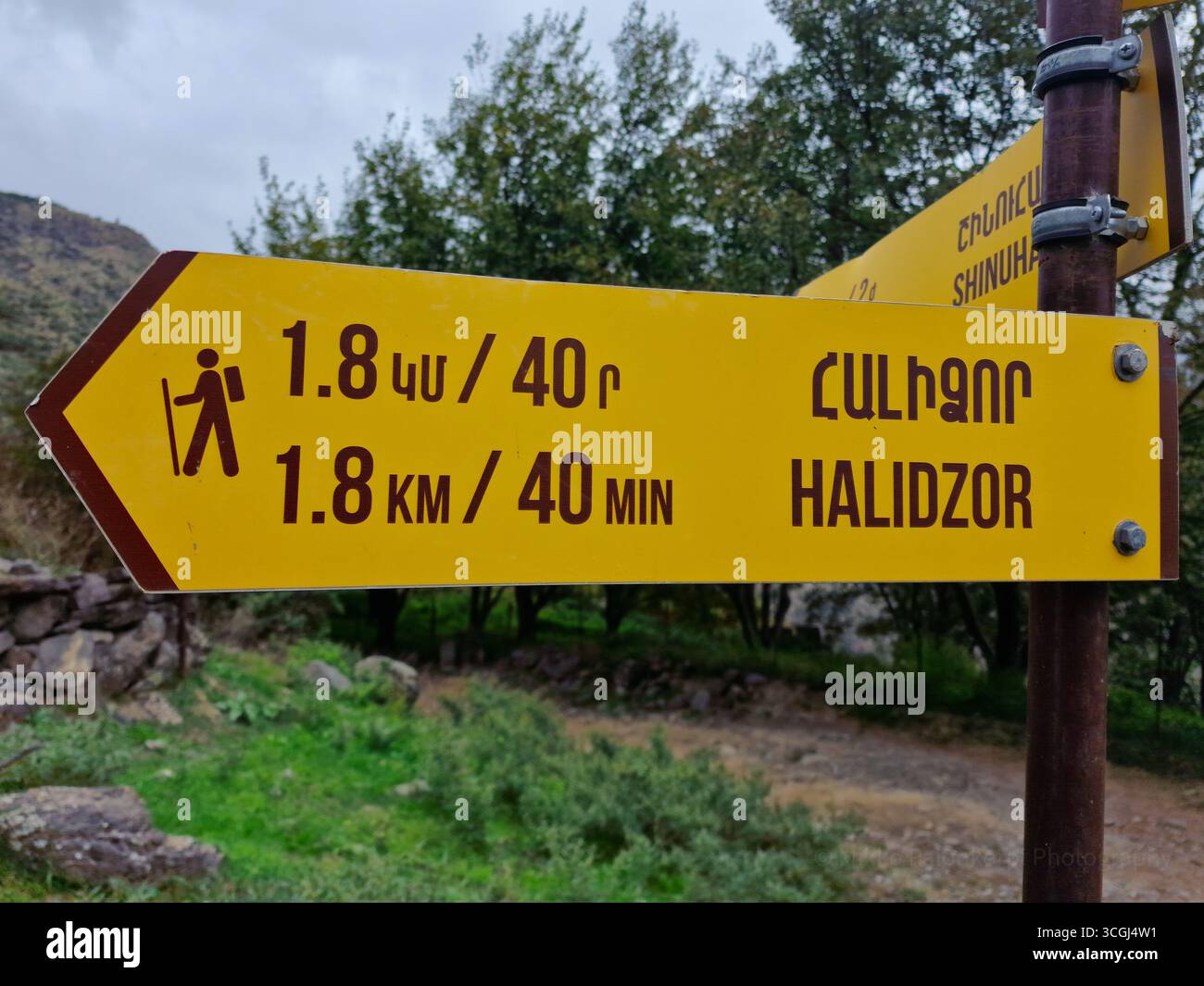 Halidzor, Armenia - 4 ottobre 2023: Cartello giallo che indica il percorso escursionistico e di trekking per Halidzor sul sentiero escursionistico Halidzor - Ponte del Diavolo. Foto Stock