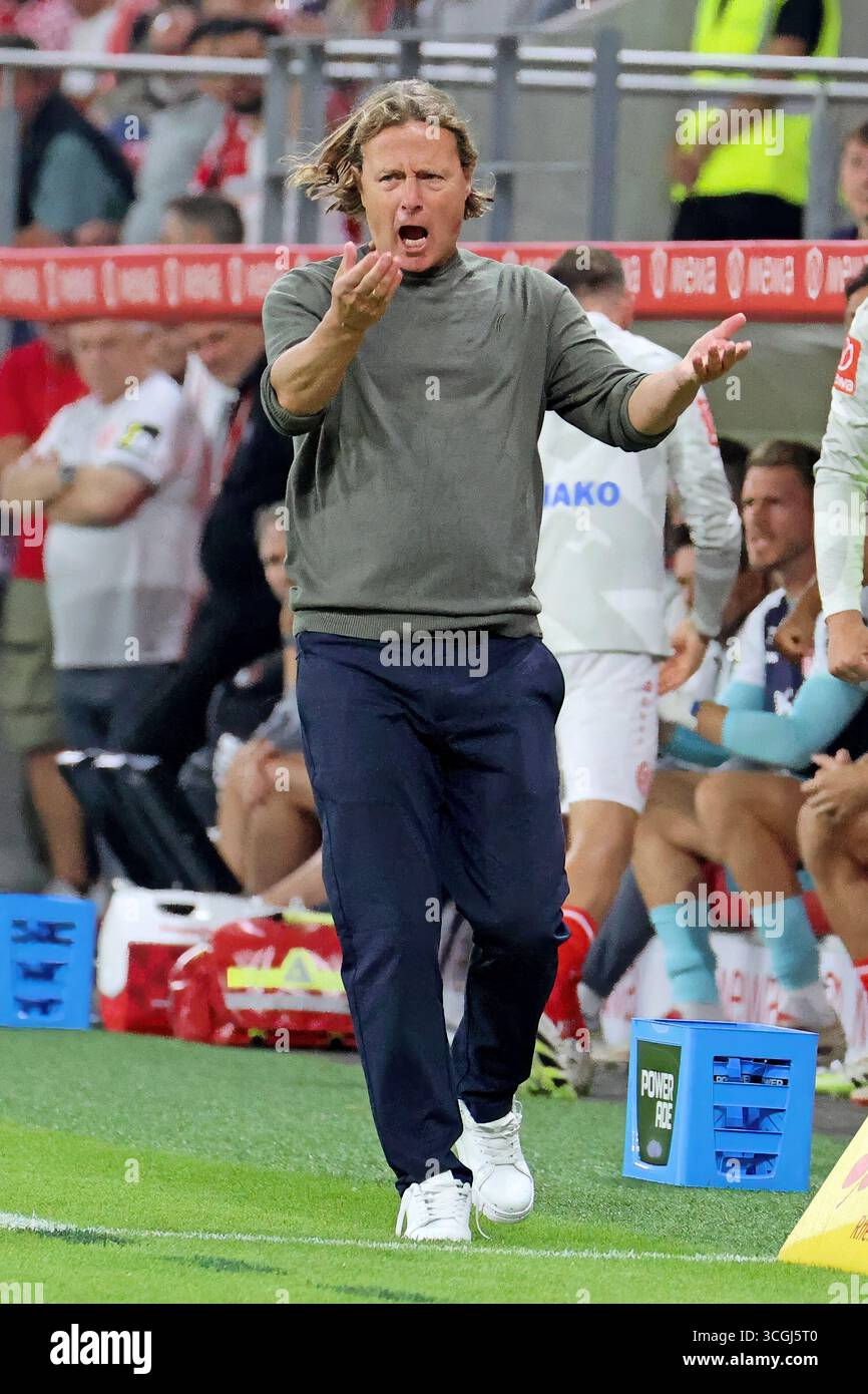 Mainz, Germania. 28 agosto 2025. Mainz, Deutschland 28. Agosto 2025: Conference League - Qualifikation - 2024/2025 - FSV Mainz 05 vs. Rosenborg Trondheim IM Bild: Trainer Bo Henriksen (FSV) feuert Seine Mannschaft vom Spielfeldrand frenetisch AN. Credito: dpa/Alamy Live News Foto Stock