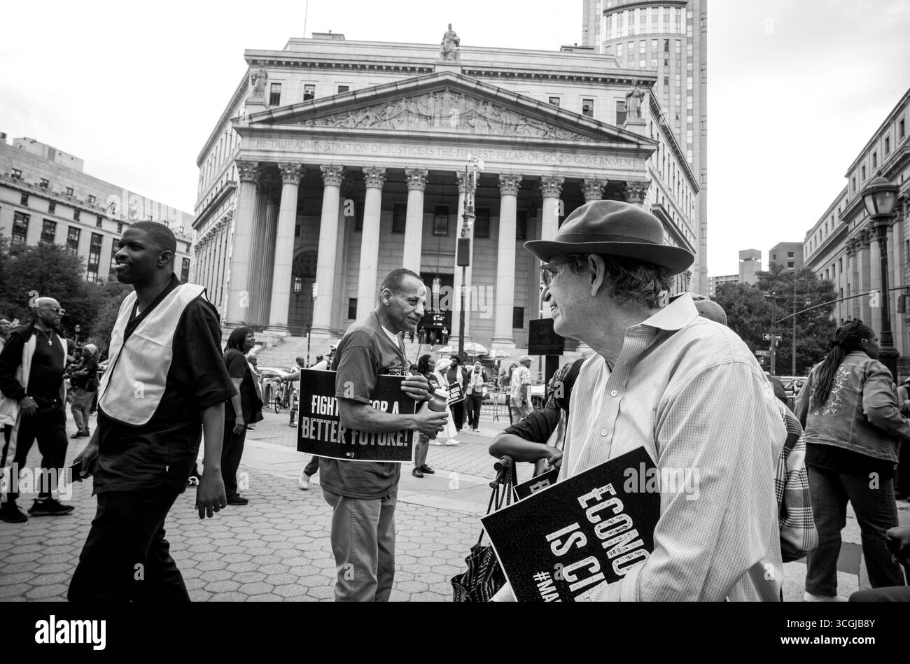 New York, New York, Stati Uniti. 28 agosto 2025. Centinaia di marzo in risposta agli attacchi incessanti di Donald Trump alla diversità, all'equità e all'inclusione da una manifestazione a Foley sqaure al toro infuriato di Wall Street a New York, NY, giovedì 28 agosto 2025. "Il Rev. Al Sharpton e la National Action Network riuniranno la marcia a Wall Street a New York questo giovedì con un'importante coalizione di diritti civili, clero e leader del lavoro. - hanno detto i funzionari. Brian Branch-Price/TheFotoDesk) (immagine di credito: © Brian Branch Price/ZUMA Press Wire) SOLO PER USO EDITORIALE! Non per USO commerciale! Foto Stock