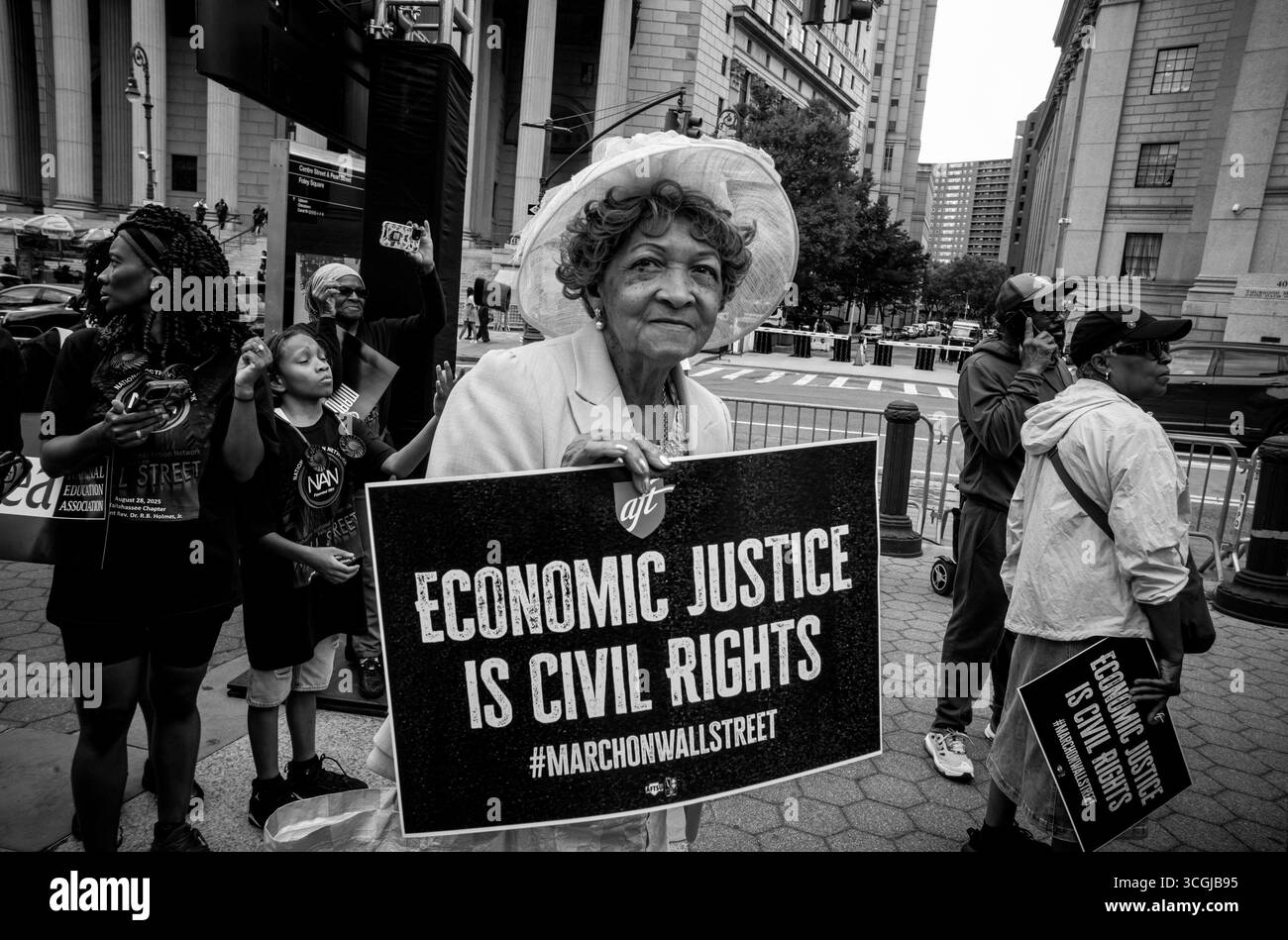 New York, New York, Stati Uniti. 28 agosto 2025. JEAN BRADLEY di Brooklyn, durante la manifestazione contro gli attacchi incessanti di Donald Trump alla diversità, all'equità e all'inclusione da una manifestazione a Foley sqaure al toro infuriato di Wall Street a New York, NY, giovedì 28 agosto 2025. "Il Rev. Al Sharpton e la National Action Network riuniranno la marcia a Wall Street a New York questo giovedì con un'importante coalizione di diritti civili, clero e leader del lavoro. - hanno detto i funzionari. Brian Branch-Price/TheFotoDesk) (immagine di credito: © Brian Branch Price/ZUMA Press Wire) SOLO PER USO EDITORIALE! Non per Commercial U Foto Stock