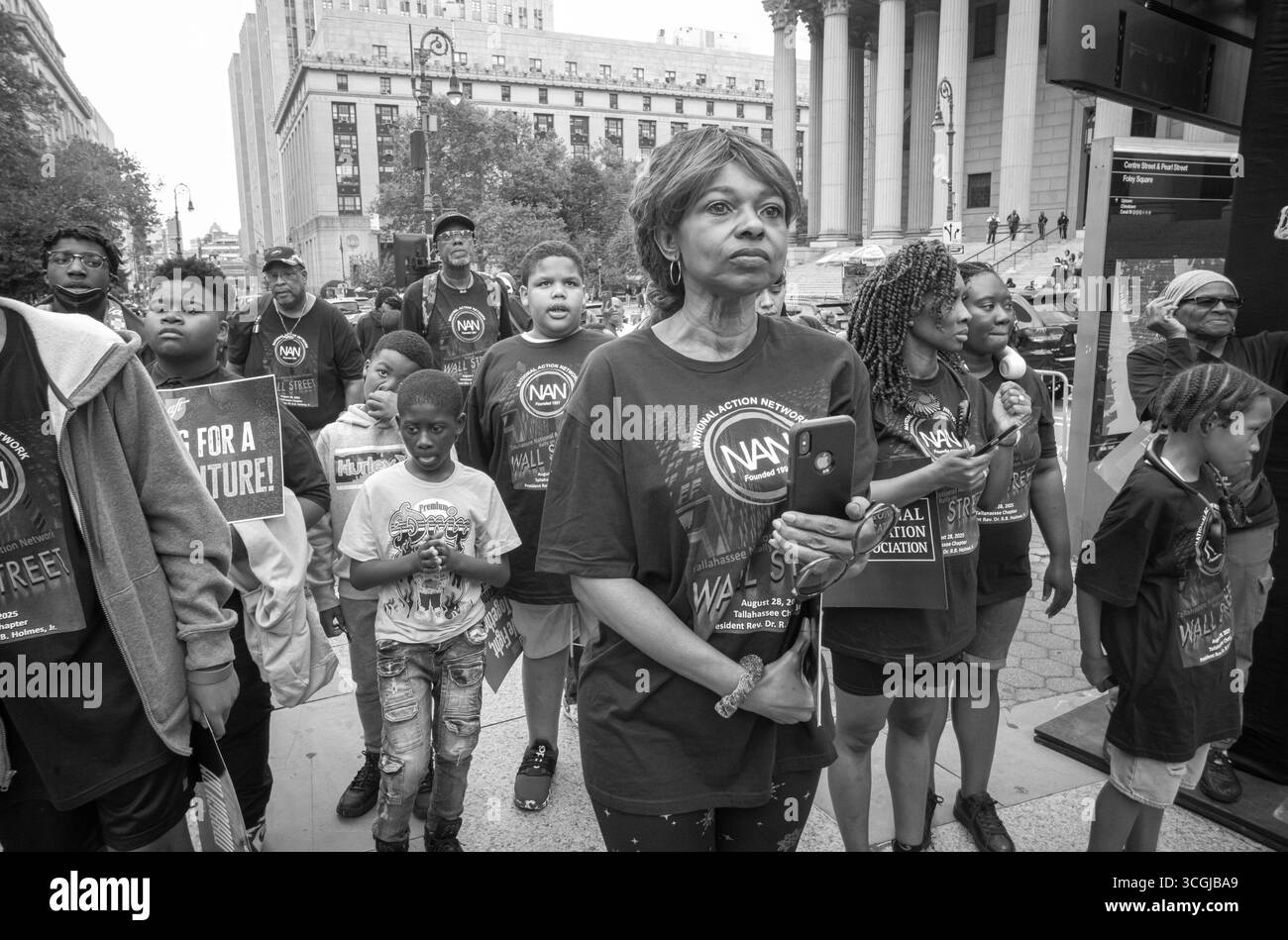 New York, New York, Stati Uniti. 28 agosto 2025. Centinaia di marzo in risposta agli attacchi incessanti di Donald Trump alla diversità, all'equità e all'inclusione da una manifestazione a Foley sqaure al toro infuriato di Wall Street a New York, NY, giovedì 28 agosto 2025. "Il Rev. Al Sharpton e la National Action Network riuniranno la marcia a Wall Street a New York questo giovedì con un'importante coalizione di diritti civili, clero e leader del lavoro. - hanno detto i funzionari. Brian Branch-Price/TheFotoDesk) (immagine di credito: © Brian Branch Price/ZUMA Press Wire) SOLO PER USO EDITORIALE! Non per USO commerciale! Foto Stock