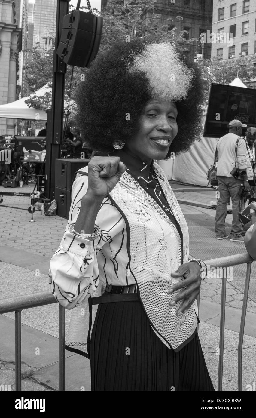 New York, New York, Stati Uniti. 28 agosto 2025. CAMELLA PALMER, volontaria del National Action Network durante la manifestazione contro gli attacchi incessanti di Donald Trump alla diversità, all'equità e all'inclusione da un raduno a Foley sqaure tto Wall Street's Ring Bull a New York, NY, giovedì 28 agosto 2025. "Il Rev. Al Sharpton e la National Action Network riuniranno la marcia a Wall Street a New York questo giovedì con un'importante coalizione di diritti civili, clero e leader del lavoro. - hanno detto i funzionari. Brian Branch-Price/TheFotoDesk) (immagine di credito: © Brian Branch Price/ZUMA Press Wire) EDITOR Foto Stock