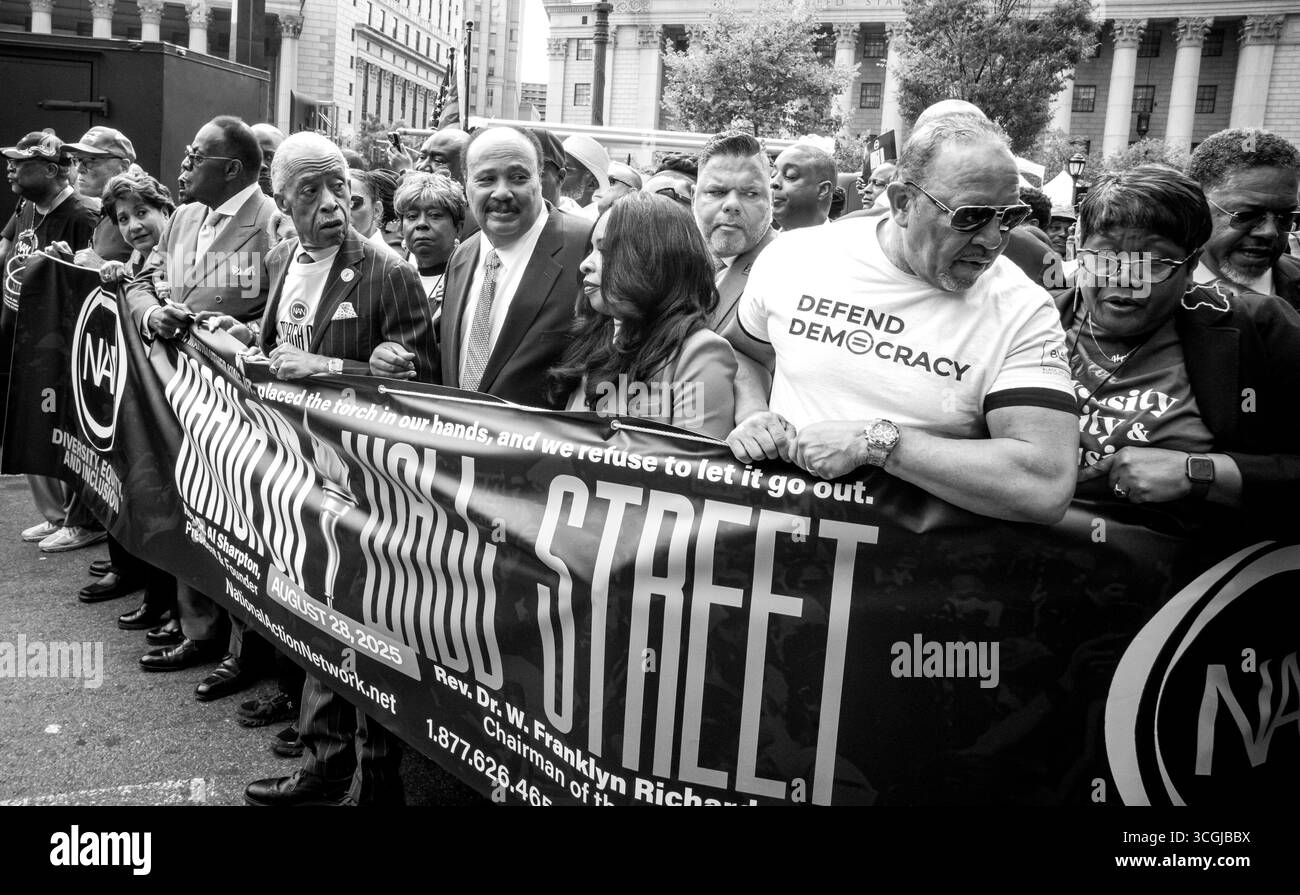 New York, New York, Stati Uniti. 28 agosto 2025. Rev. AL SHARPTON, Center, MARTIN LUTHER KING III, presidente della National Urban League, MARC MORIAL e MELANIE CAMPBEL presidente/CEO, National Coalition on Black Civic Participation, Right, march in risposta agli attacchi incessanti di Donald Trump alla diversità, equità e inclusione da una manifestazione a Foley sqaure al toro infuriante di Wall Street a New York, New York, New York, New York, giovedì 28 agosto 2025. Il Rev. Al Sharpton e la National Action Network riuniranno la marcia a Wall Street a New York questo giovedì con una grande coalizione di diritti civili, clero e lavoro Foto Stock