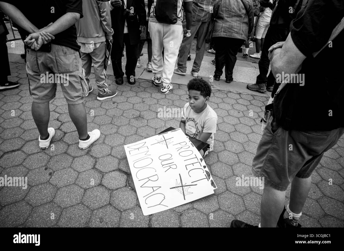 New York, New York, Stati Uniti. 28 agosto 2025. COLIN MCCLELAND, 11 anni, siede con il suo cartello prima che centinaia di persone scendano in strada contro gli incessanti attacchi di Donald Trump alla diversità, all'equità e all'inclusione da un raduno a Foley sqaure al toro infuriato di Wall Street a New York, NY, giovedì 28 agosto 2025. "Il Rev. Al Sharpton e la National Action Network riuniranno la marcia a Wall Street a New York questo giovedì con un'importante coalizione di diritti civili, clero e leader del lavoro. - hanno detto i funzionari. Brian Branch-Price/TheFotoDesk) (immagine di credito: © Brian Branch Price/ZUMA Press Wire) EDITORIALE Foto Stock